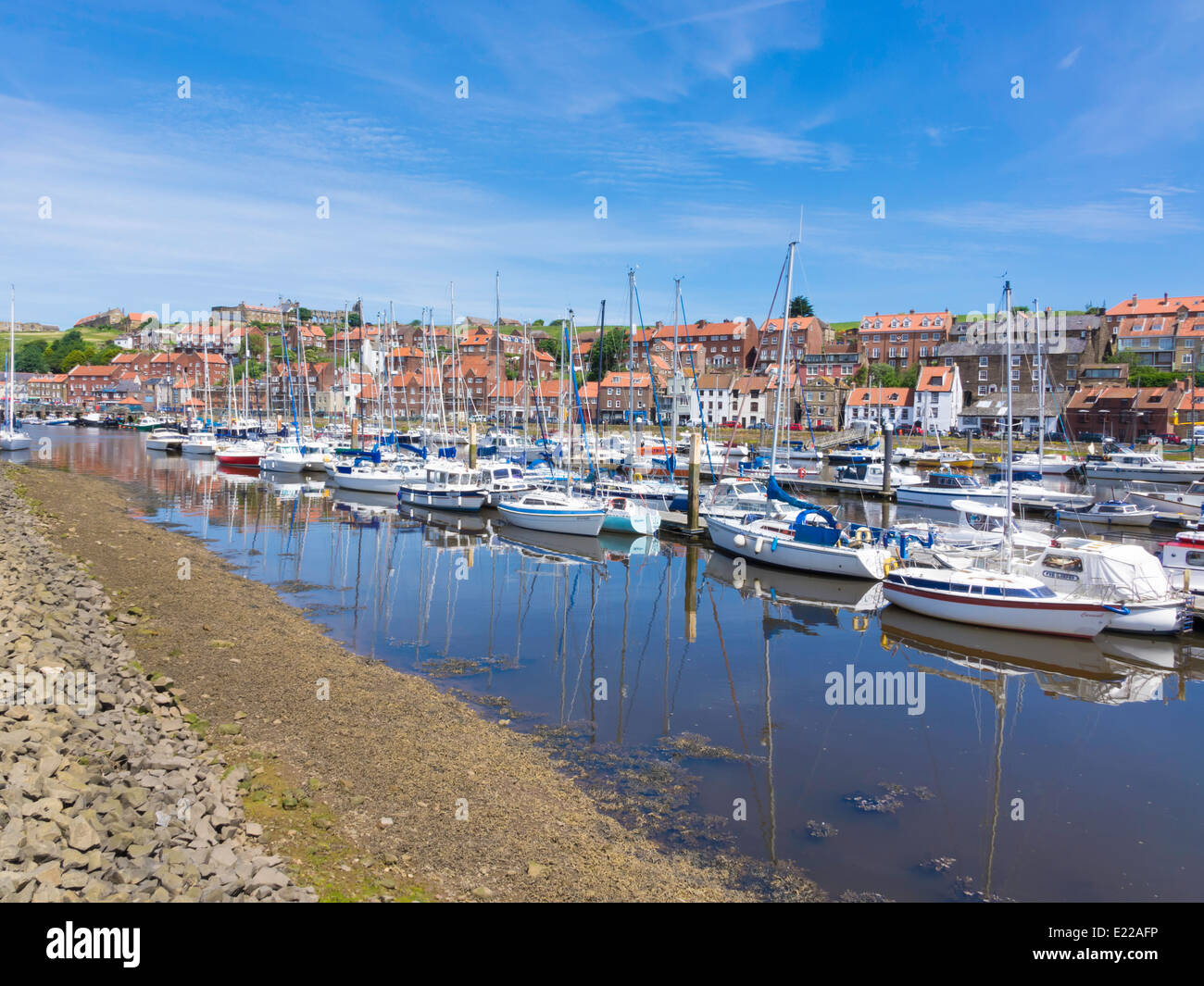 Whitby Marina, dans la rivière Esk avec de petits bateaux de plaisance au soleil d'été Banque D'Images