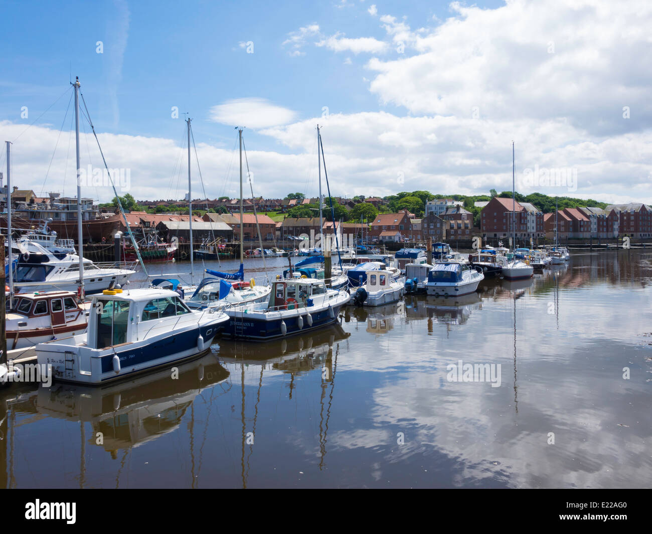 Whitby Marina, dans la rivière Esk avec de petits bateaux de plaisance au soleil d'été Banque D'Images