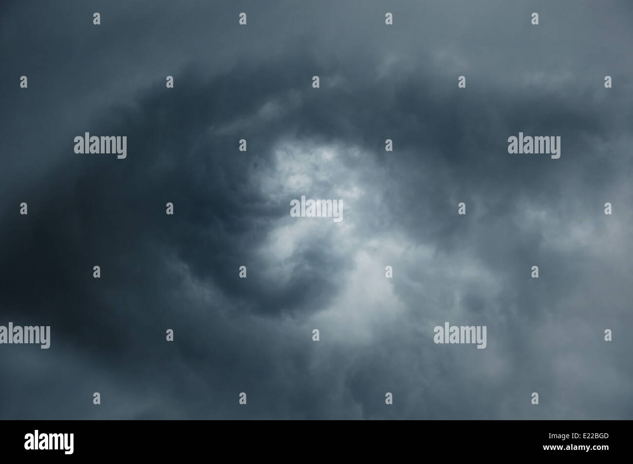 Nuages sur le ciel de tempête créer un œil humain Banque D'Images