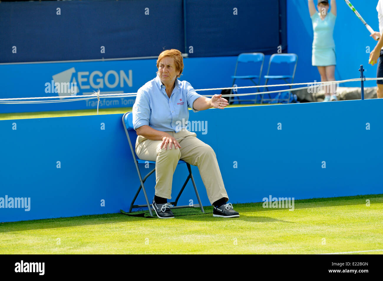 Juge de ligne déclarant une shot 'out' à l'Aegon Tennis Championships, Queens Club, Londres, juin 10e 2014. Banque D'Images