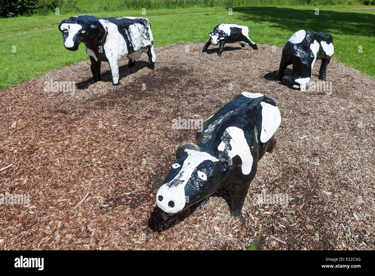Milton Keynes' Vaches en béton sont devenus célèbres depuis qu'il a été sculpté par l'artiste canadien Liz Leyh en 1978. Banque D'Images