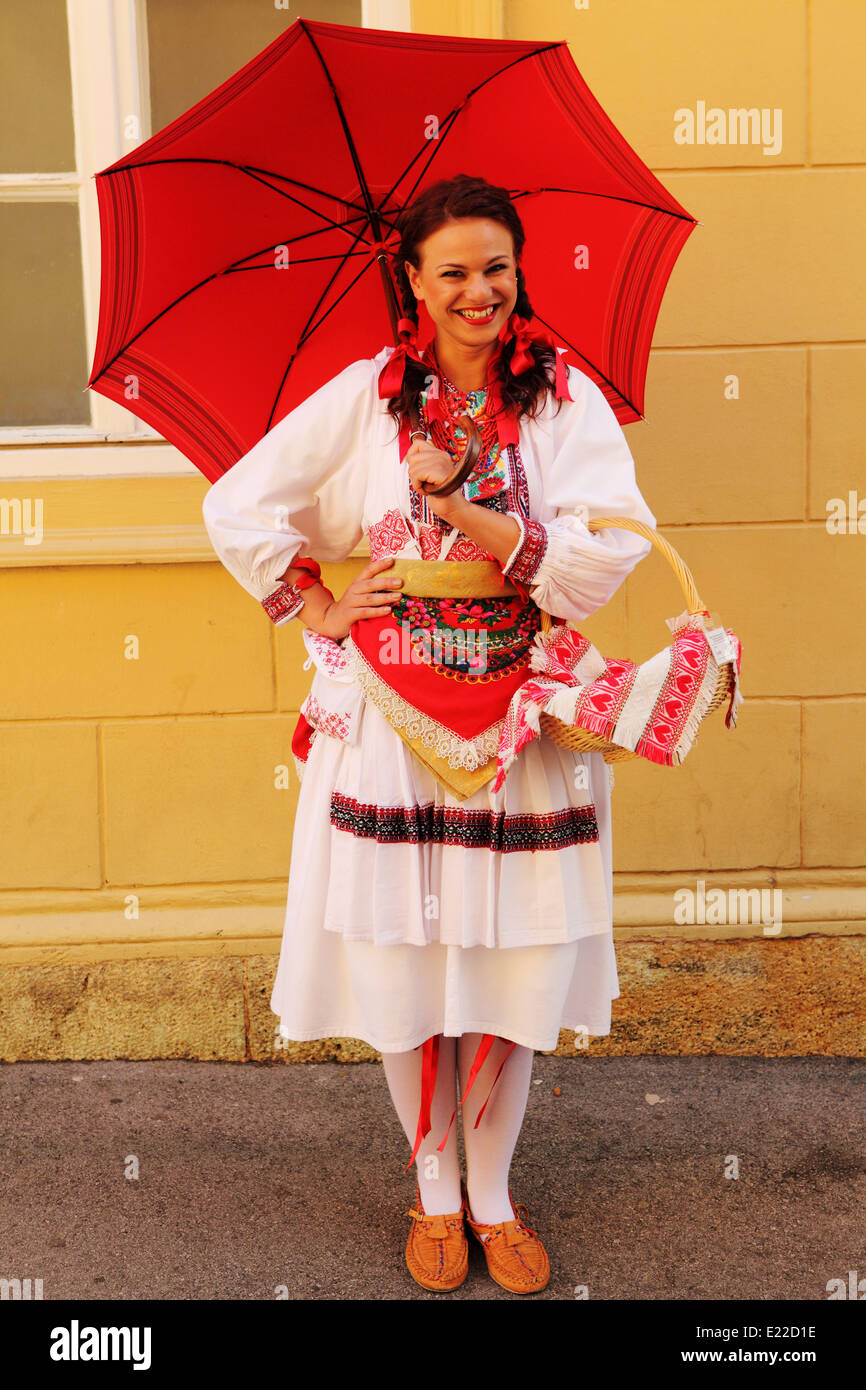 Une femme portant un costume national croate à Zagreb, Croatie. Banque D'Images