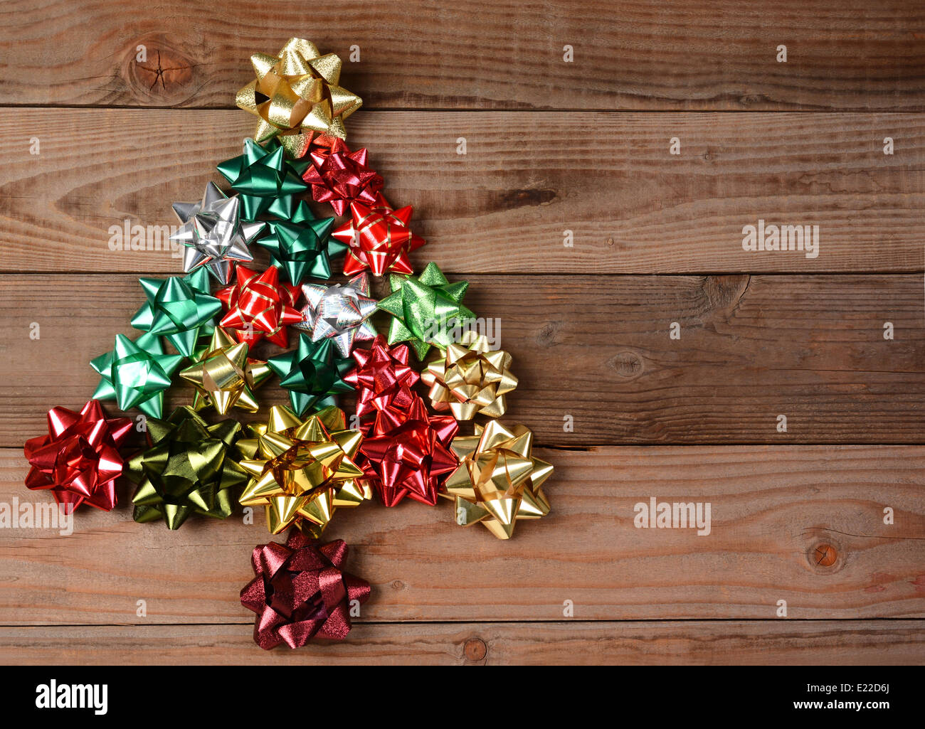 Vue aérienne d'un groupe d'arcs assortis disposés en forme d'arbre de Noël. Banque D'Images