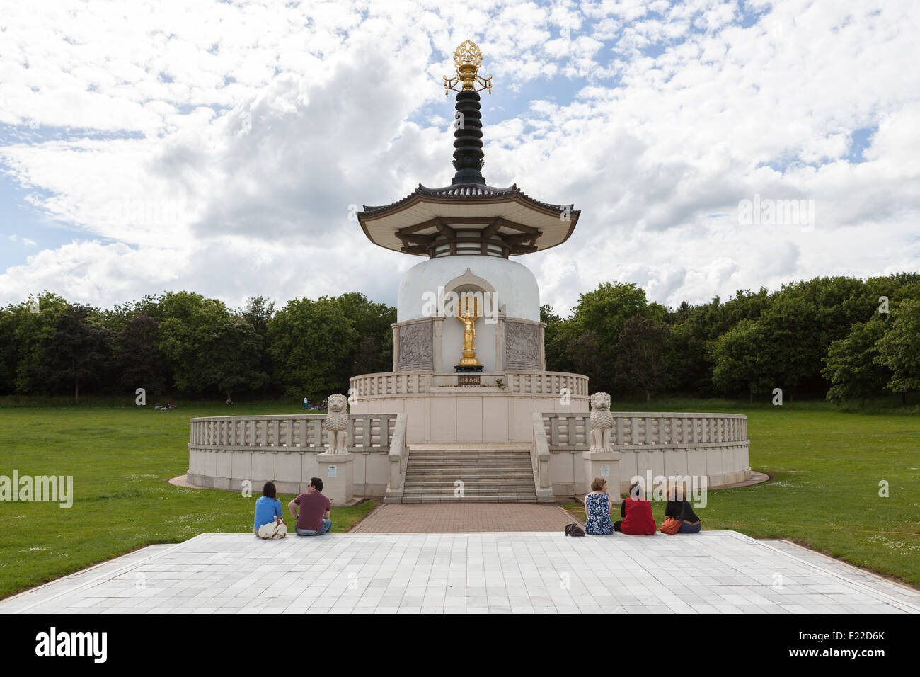 Les gens assis à la Pagode de la paix bouddhiste japonaise, Nippon Myohoji, Milton Keynes Banque D'Images