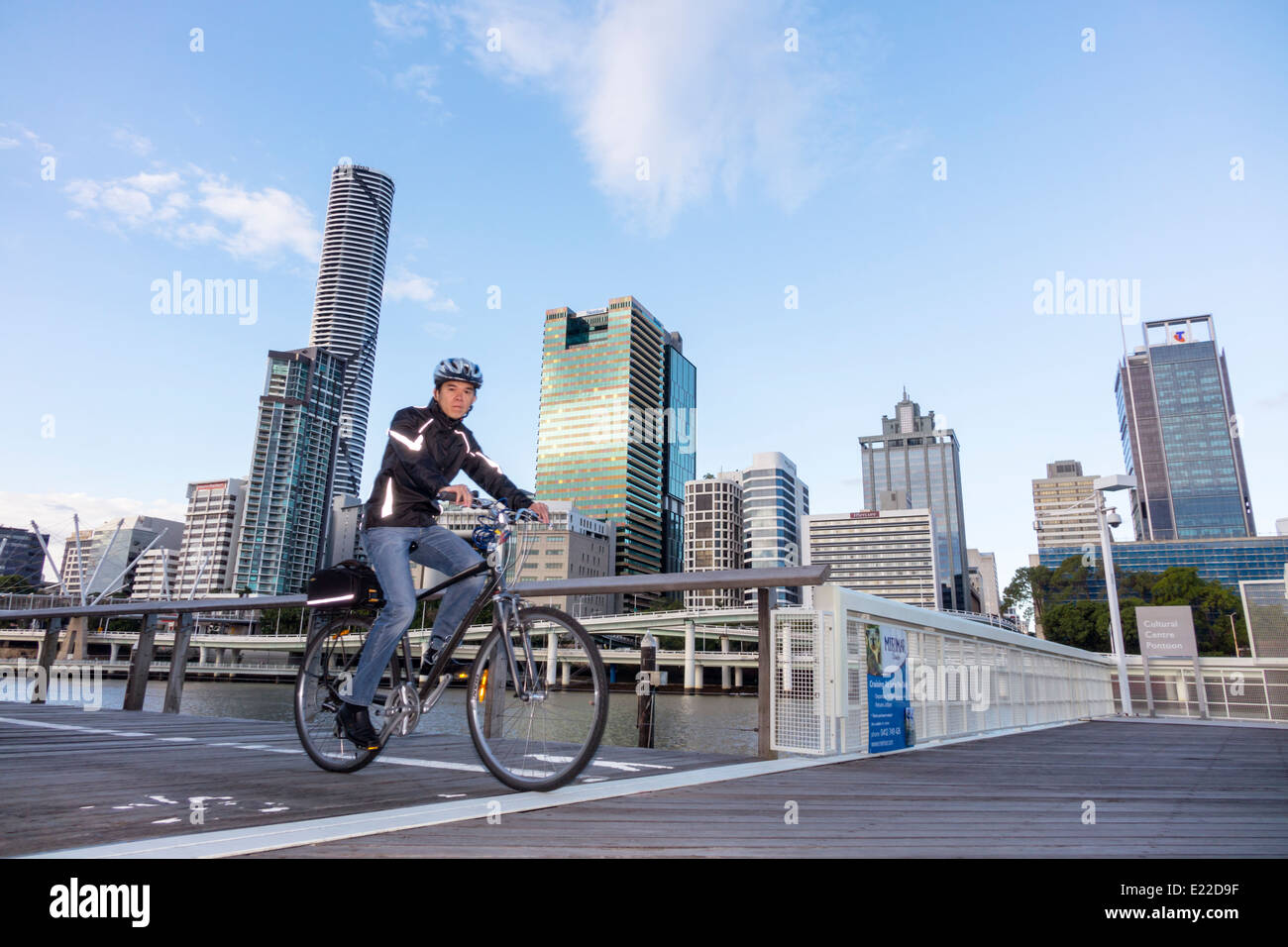 Brisbane Australie,Queensland CBD,Victoria Bridge,Southbank,ville SkyScape,gratte-ciel,bâtiments,adultes homme hommes,vélo,vélo,r Banque D'Images