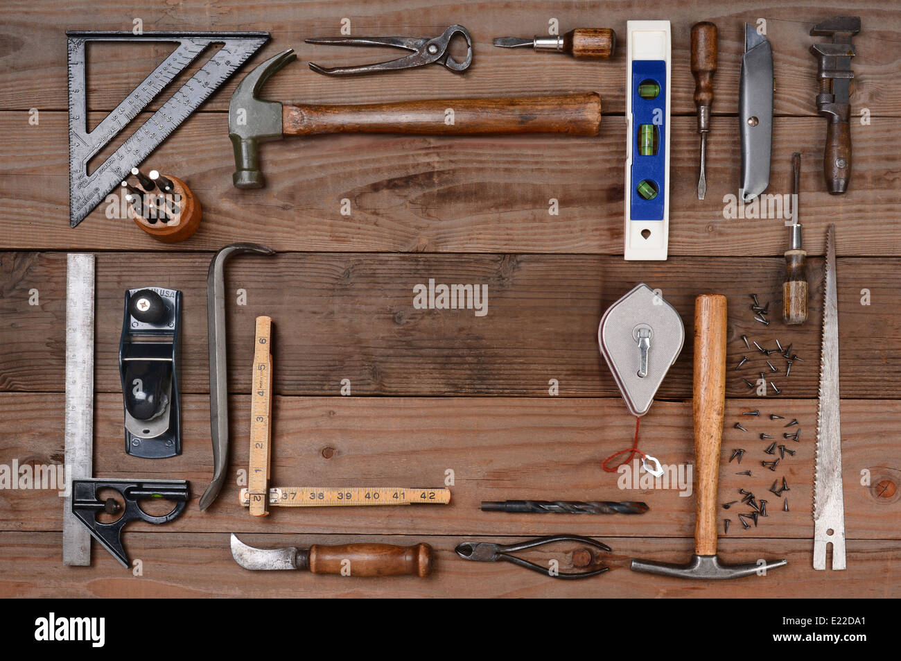 High angle shot d'assortiments d'entrepreneurs et les outils utilisés. Format horizontal sur un fond de bois rustique, Banque D'Images