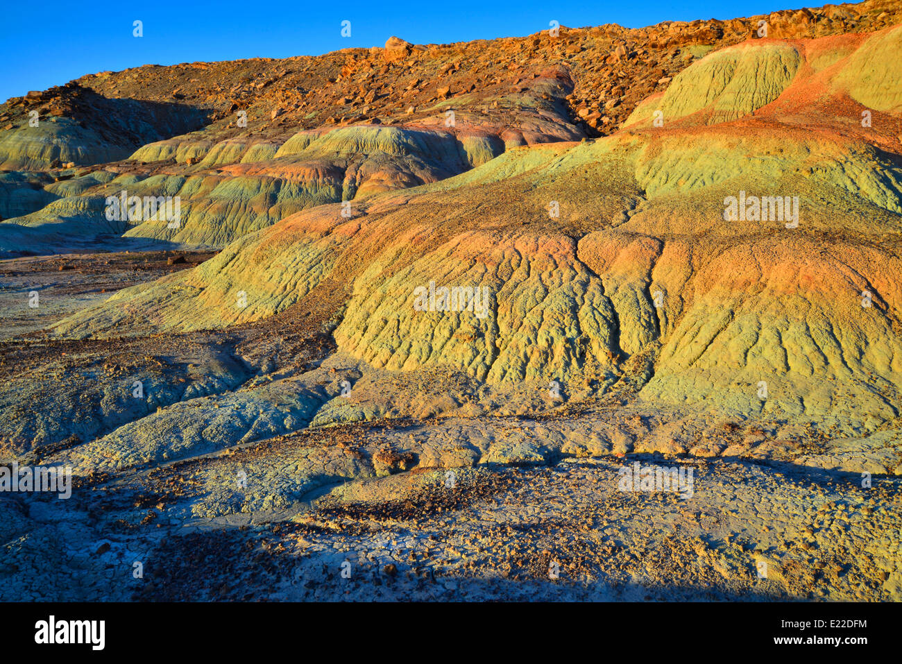 Lever du soleil sur les dunes de bentonite le long de l'autoroute 191 au nord de Moab, Utah Banque D'Images