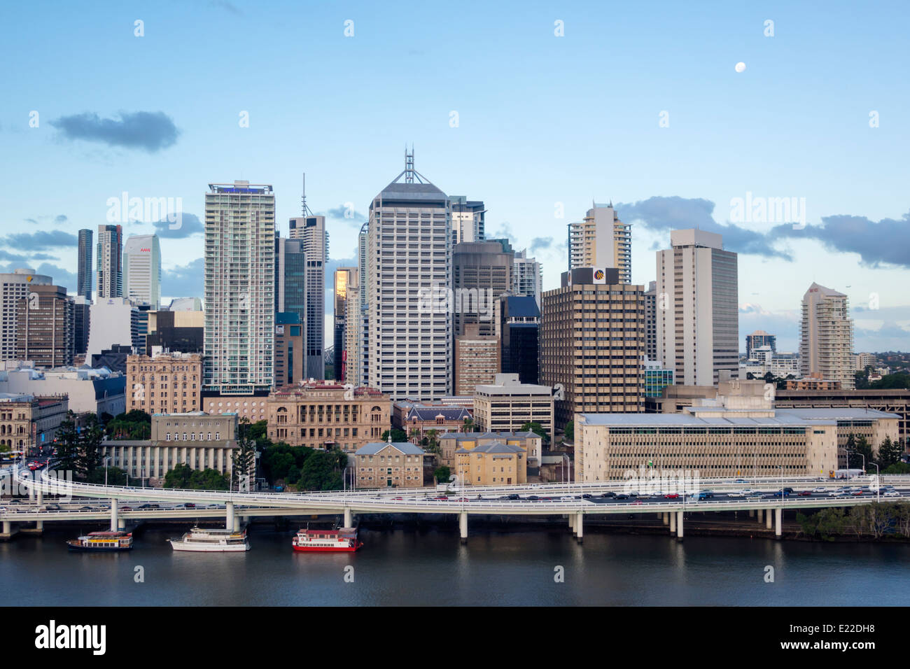 Brisbane Australie,Queensland CBD,ville horizon paysage urbain,gratte-ciel,bâtiments,vue de Southbank,autoroute du Pacifique,M3,eau de Brisbane River,Lune,crépuscule, Banque D'Images