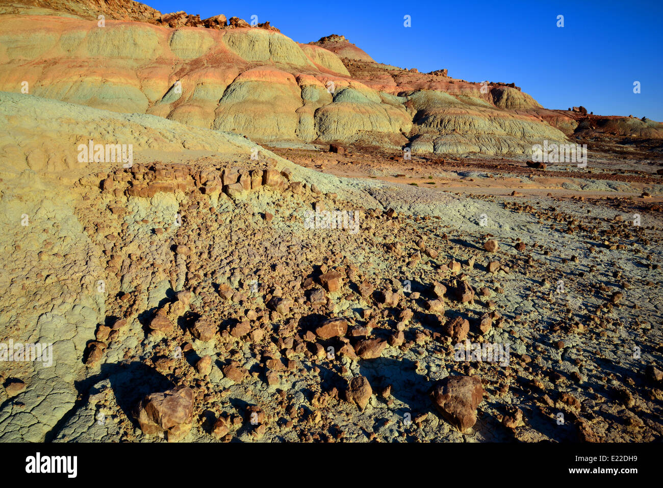 Lever du soleil sur les dunes de bentonite le long de l'autoroute 191 au nord de Moab, Utah Banque D'Images