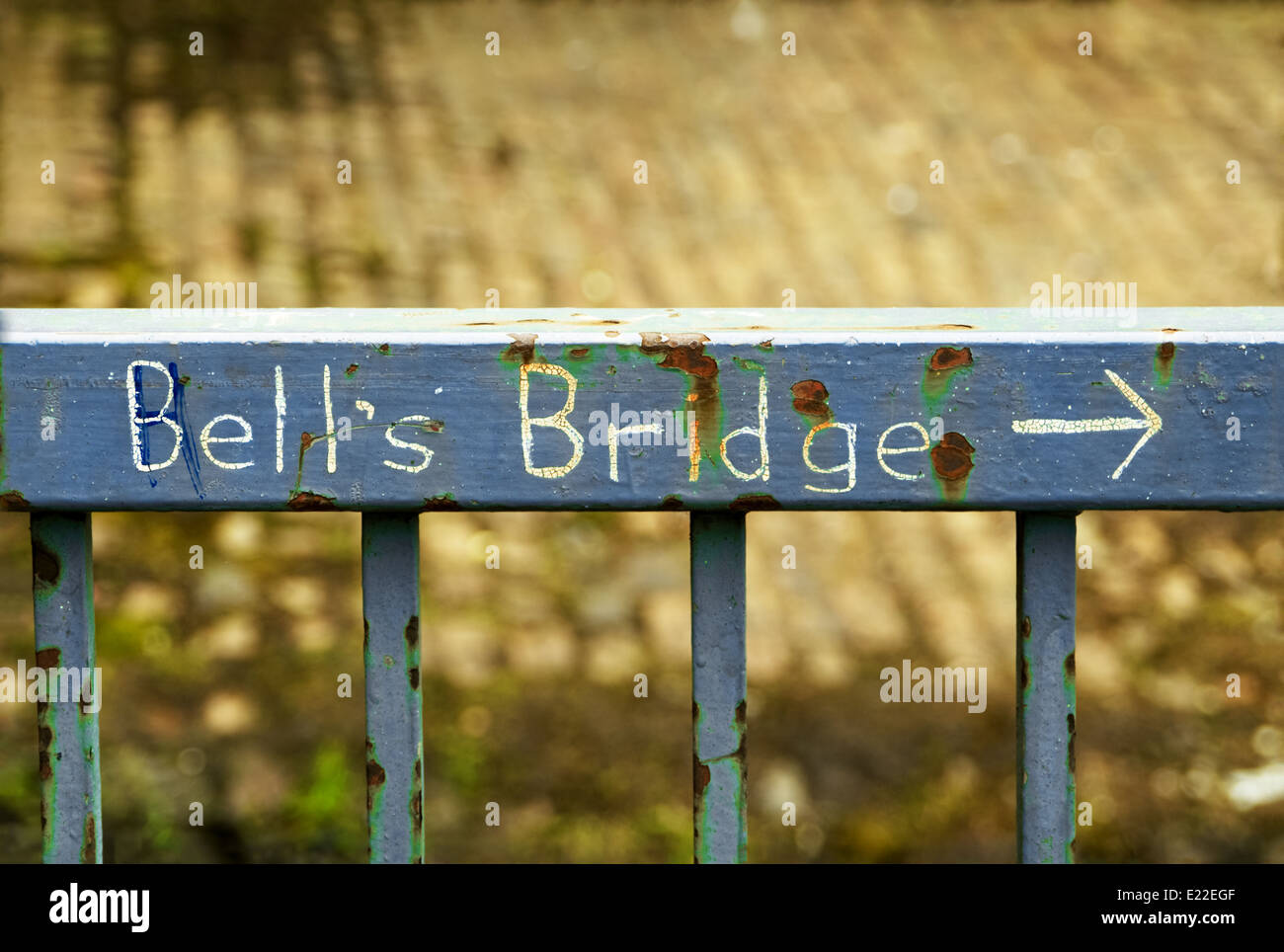 La main signe sur une clôture rouillée indiquant la direction à Bell's Bridge à Glasgow, Ecosse Banque D'Images