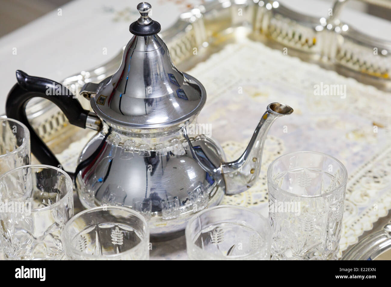 Thème thé arabe. Théière en métal avec des lunettes Banque D'Images