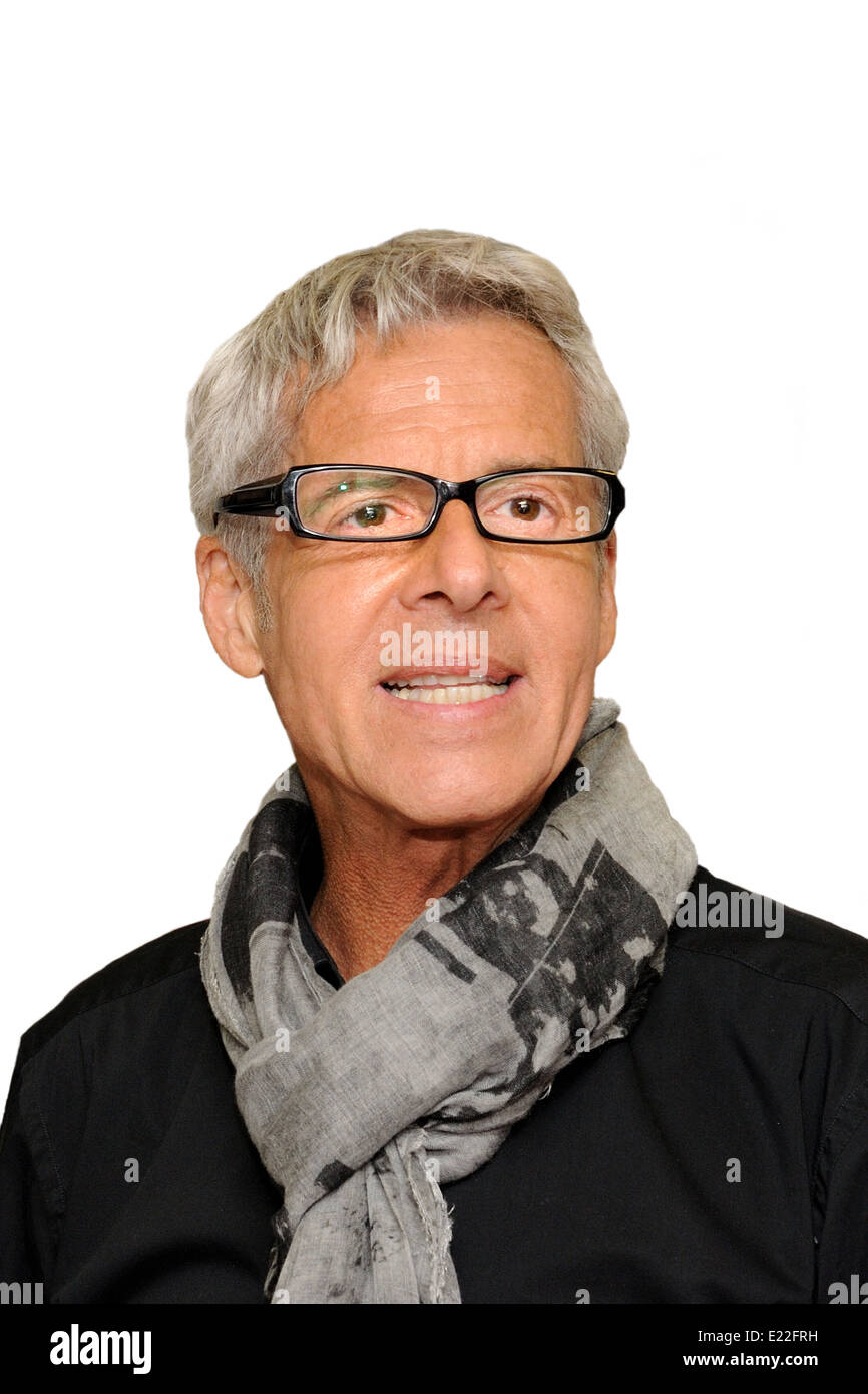 Claudio Baglioni close up avec des lunettes sur fond blanc. Banque D'Images