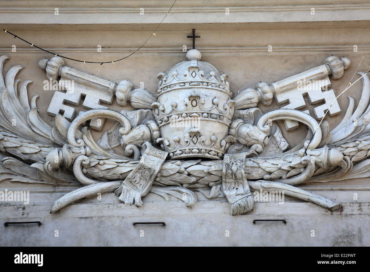Armoiries papales à l'église St Pierre à Parme, Italie Banque D'Images