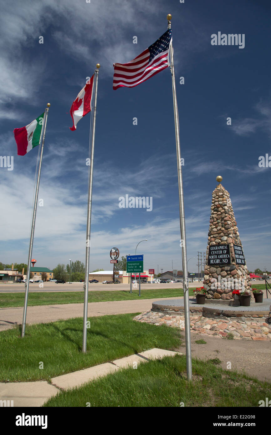 Rugby, dans le Dakota du Nord - un monument et les drapeaux des États-Unis, le Canada, le Mexique et marquer le centre géographique de l'Amérique du Nord. Banque D'Images