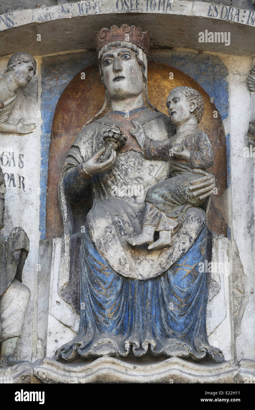 Vierge Marie avec l'enfant Jésus. Baptistère. Parme. Emilia-Romagna. L'Italie. Banque D'Images