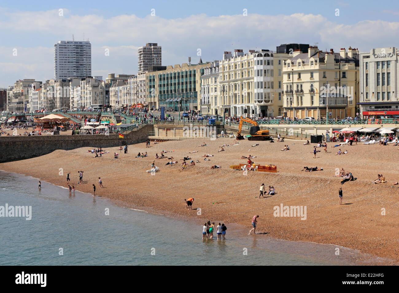 Brighton, Sussex. 13 juin 2014. La vue depuis le quai en direction de la plage de Brighton et la ville sur une magnifique journée d'été. Comme le soleil du ciel bleu et de mer turquoise calme avec une scène qui n'a pas l'air hors de l'endroit sur la Méditerranée. Les températures atteignent 24 degrés celsius sur la côte sud de la Grande-Bretagne. Credit : Julia Gavin/Alamy Live News Banque D'Images