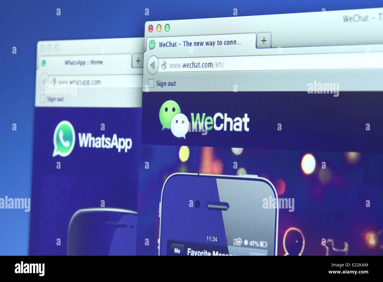 Photo de WhatsApp et WeChat sur un écran de surveillance. Ils sont célèbres pour les smartphones l'application de messagerie instantanée Banque D'Images