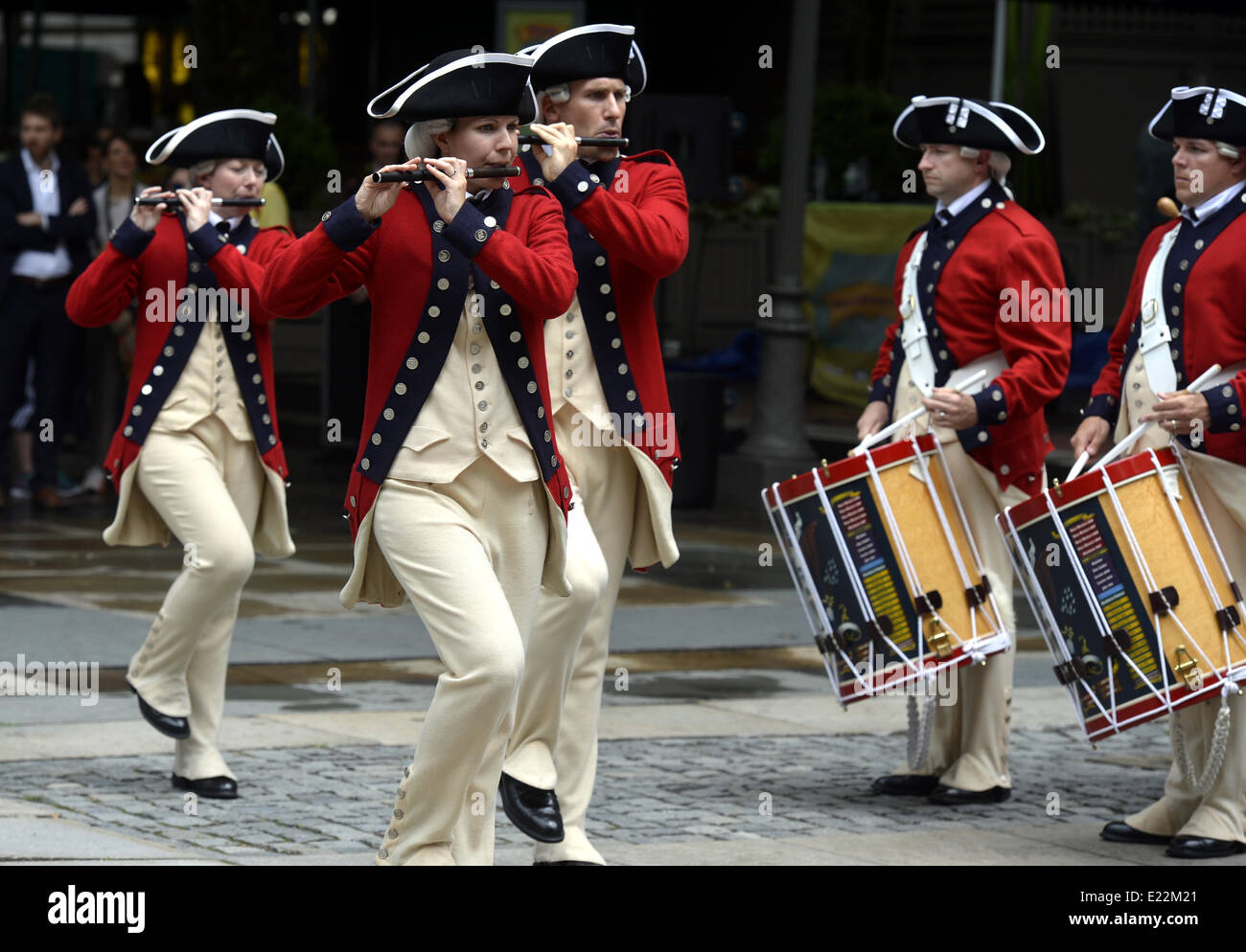 New York, 13 juin. 14 Juin, 1775. L'ARMÉE AMÉRICAINE Old Guard Fife and Drum Corps membres du United States Army 239e anniversaire à New York, États-Unis, le 13 juin 2014. L'Armée des États-Unis a été fondée le 14 juin 1775. Credit : Wang Lei/Xinhua/Alamy Live News Banque D'Images