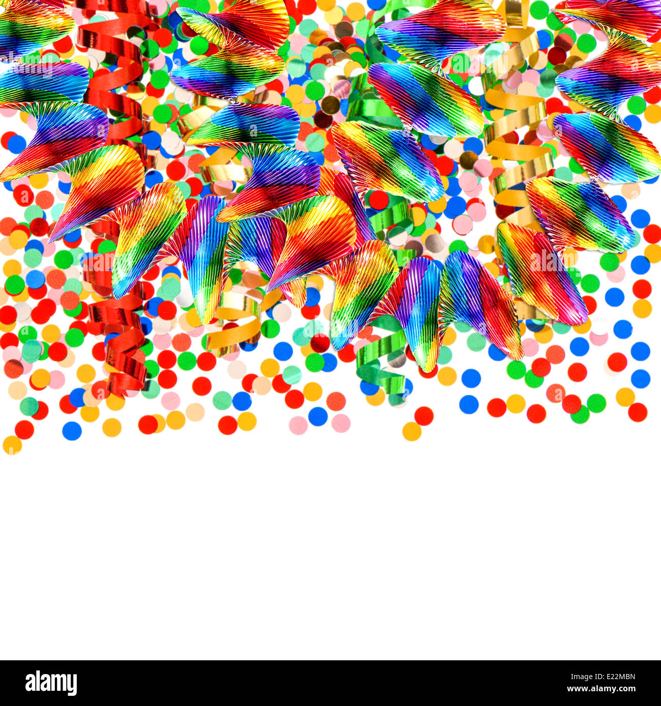 Guirlandes multicolores et les confettis sur fond blanc. Le carnaval ou décoration de fête d'anniversaire Banque D'Images