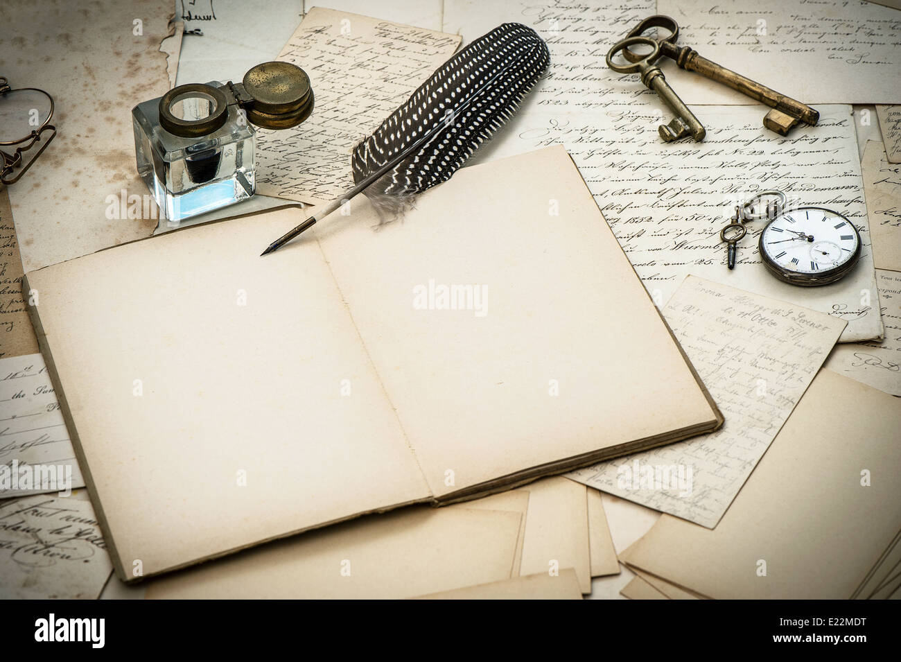 Accessoires anciens, vieilles lettres, encrier et plume stylo encre vintage style contexte nostalgique. Banque D'Images