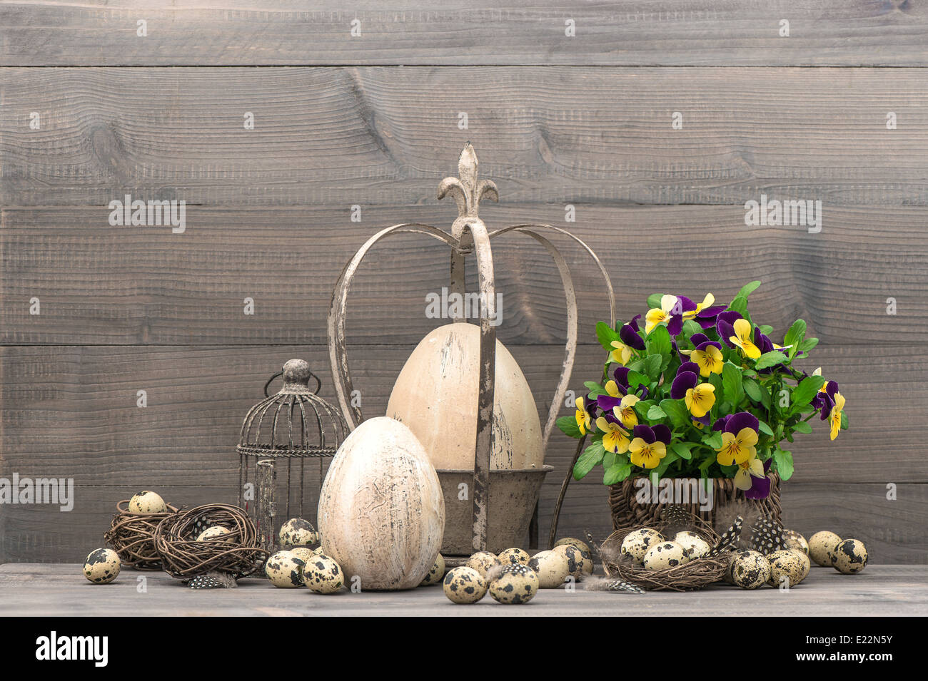 Vintage décoration de pâques avec des oeufs, fleur, nid et The Birdcage. shabby chic still life Banque D'Images