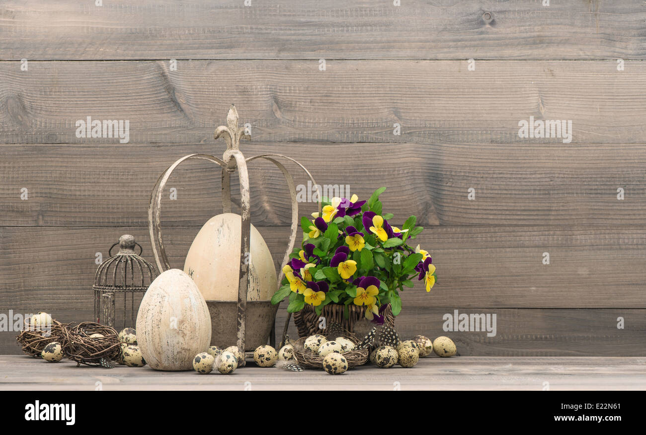 Décoration de Pâques avec des oeufs, fleur, nid et style vintage photo The Birdcage. Banque D'Images