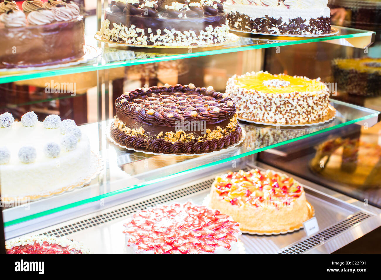 Pâtisserie écran de verre avec sélection de la crème ou un gâteau aux fruits Banque D'Images