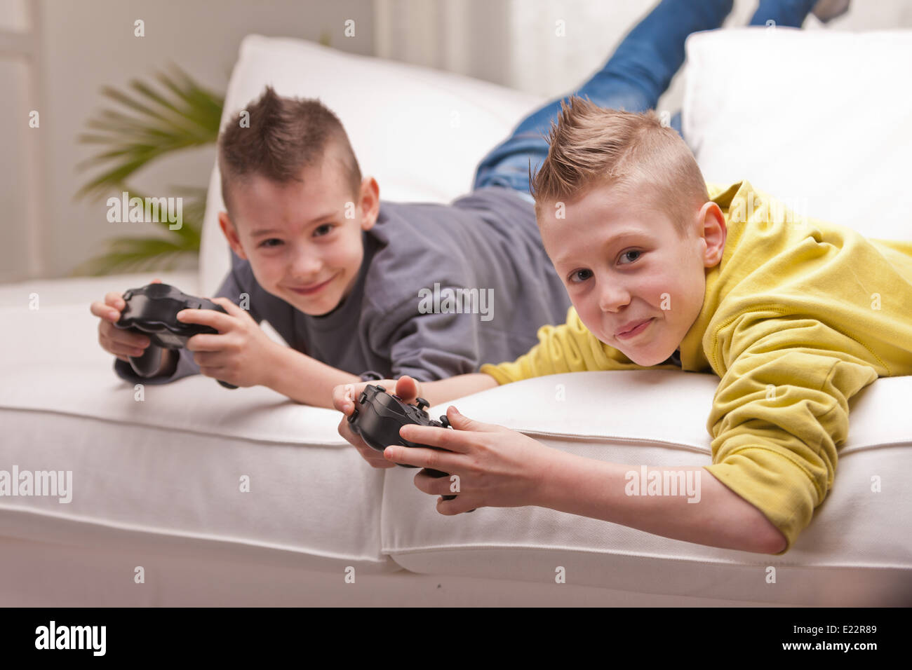 Deux petits garçons ayant beaucoup de plaisir avec les jeux vidéos Banque D'Images