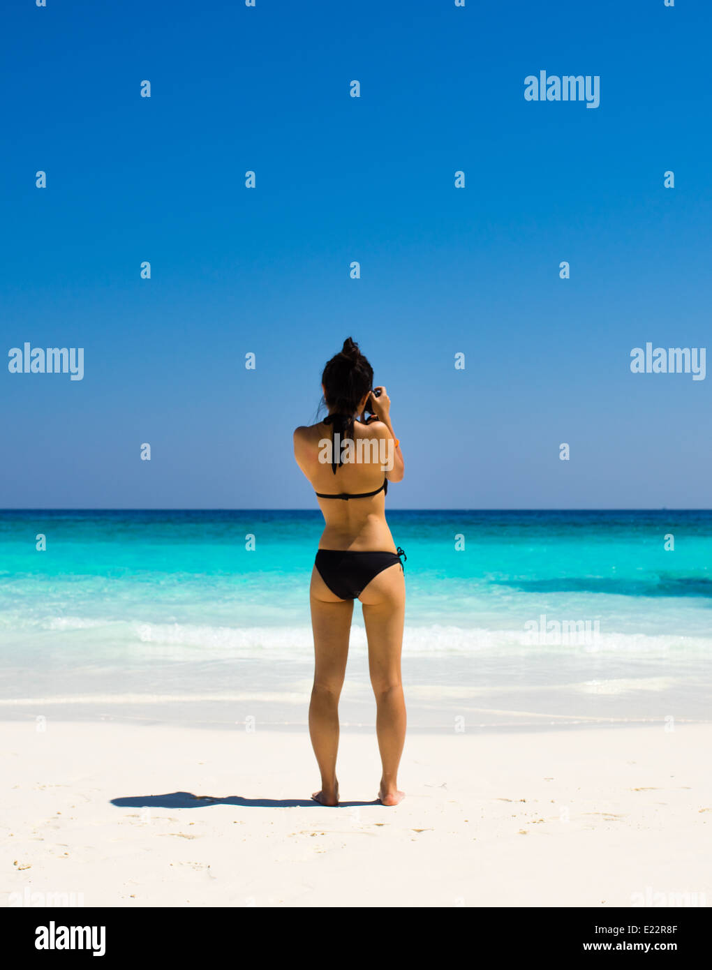 Beauté asiatique bikini girl sitting on beach tropical paradise Koh Tachai de parc national dans le sud de la Thaïlande Banque D'Images