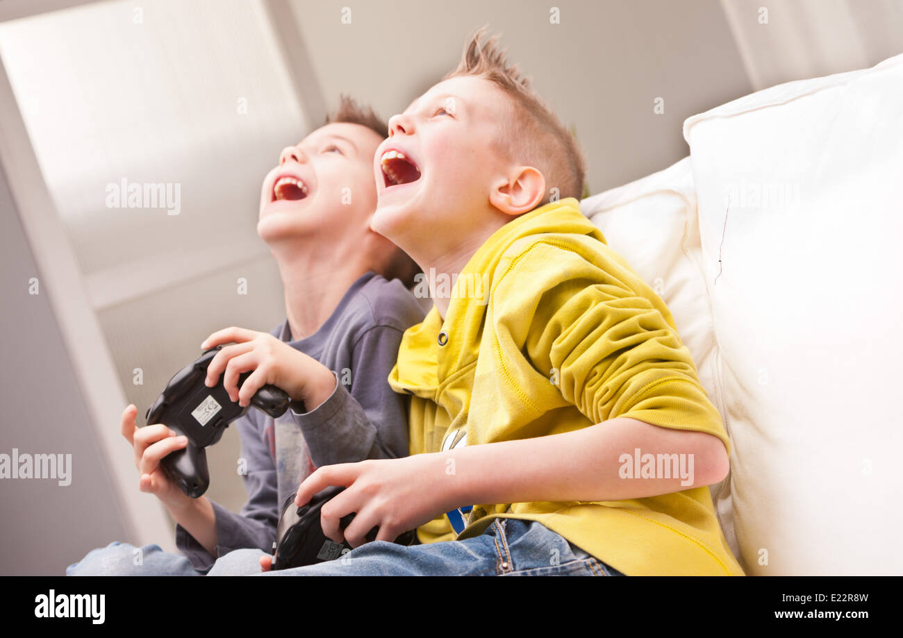 Deux petits garçons ayant beaucoup de plaisir avec les jeux vidéos Banque D'Images