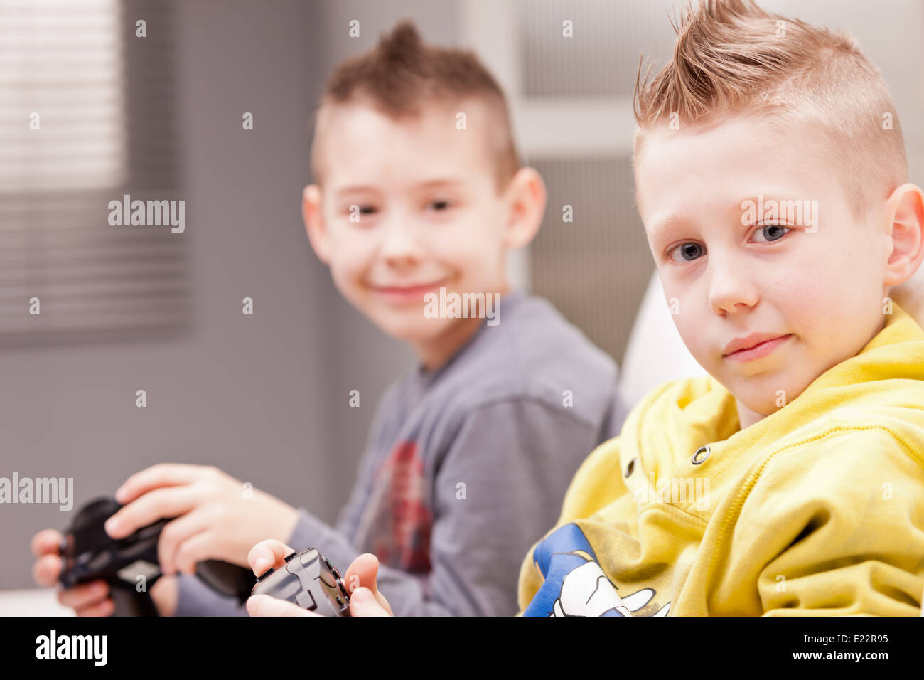 Deux petits garçons ayant beaucoup de plaisir avec les jeux vidéos Banque D'Images