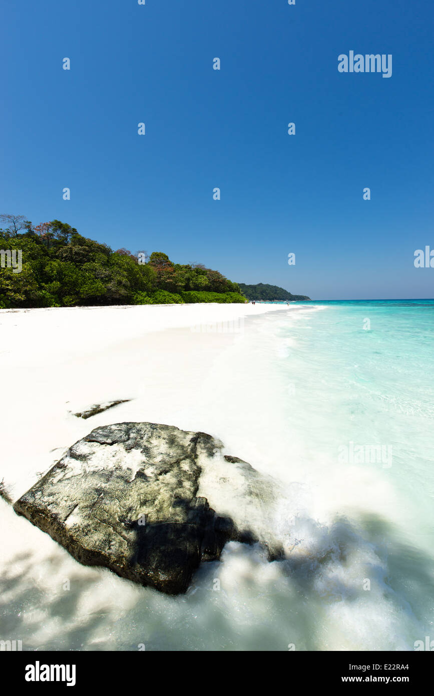 Plage de sable blanc tropicales vide de Koh Tachai, Thaïlande Banque D'Images