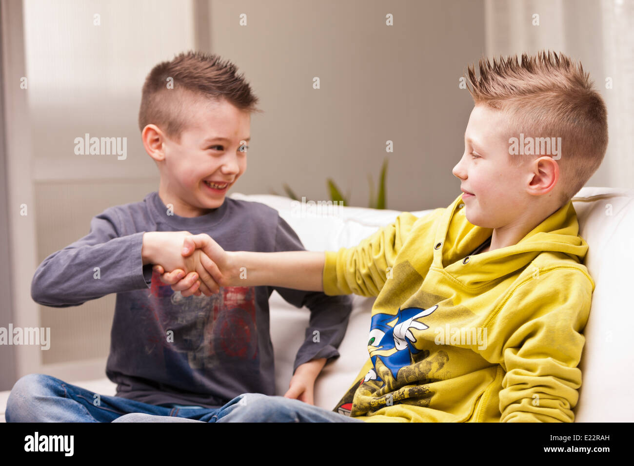 Deux petits garçons une liaison avec un sourire Banque D'Images
