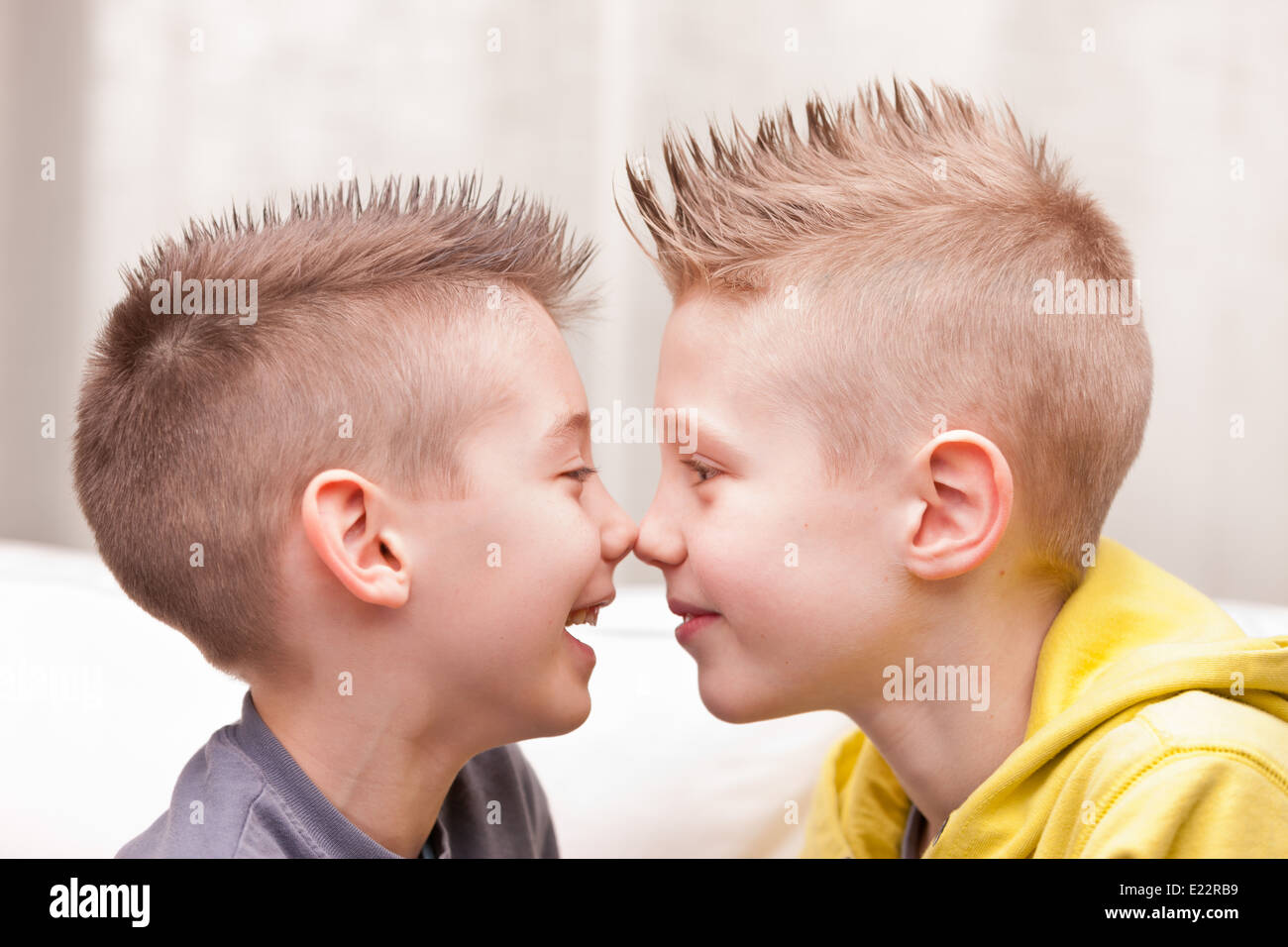 Petits garçons nez à nez Banque D'Images