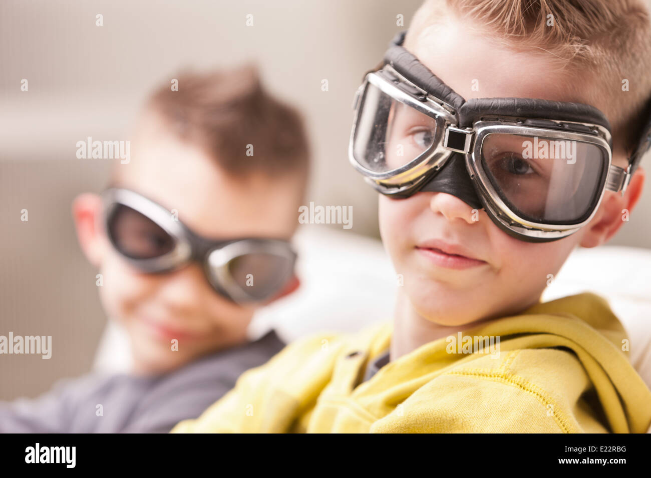 Un couple d'enfants faisant semblant d'être pilotes et de jouer à des jeux vidéo Banque D'Images