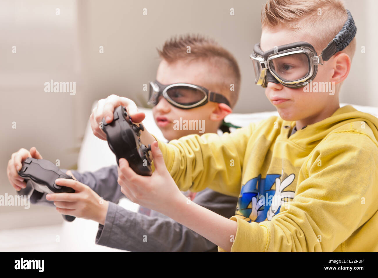 Un couple d'enfants faisant semblant d'être pilotes et de jouer à des jeux vidéo Banque D'Images