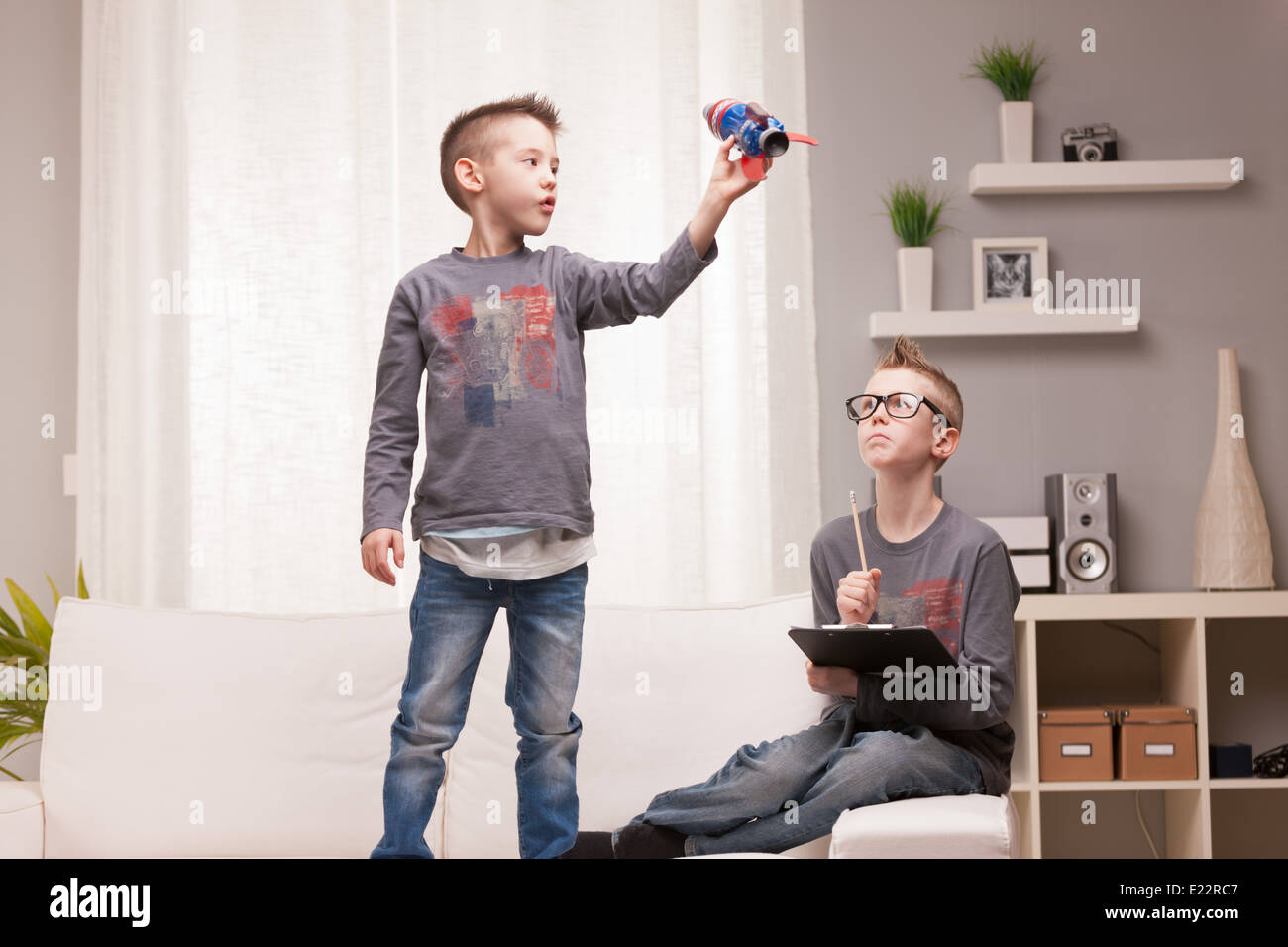 Deux garçons playng comme scientifiques et inventeurs de fusée Banque D'Images