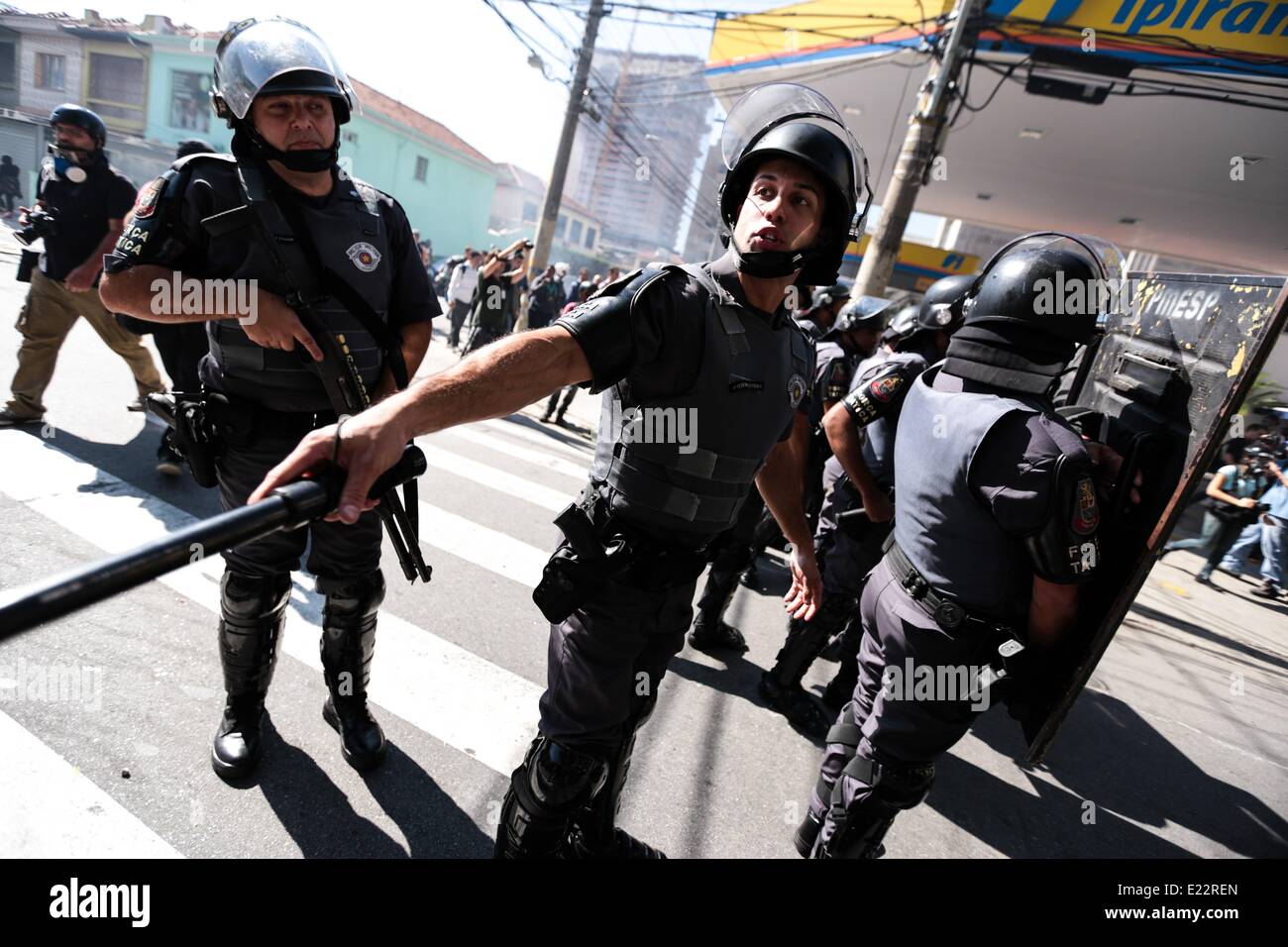 Sao Paulo, Brésil. 12 Juin, 2014. La police anti-émeute crier pour les manifestants pendant une démonstration de mouvements sociaux en SÃƒÂ£o Paulo, Brésil le 12 juin 2014. La manifestation se produit près de la même avenue qui mène à la stade Itaquerao, où il se produit le même jour, le match d'ouverture de la Coupe du Monde entre le Brésil et la Croatie. © Tiago Mazza Chiaravalloti/NurPhoto ZUMAPRESS.com/Alamy/Live News Banque D'Images