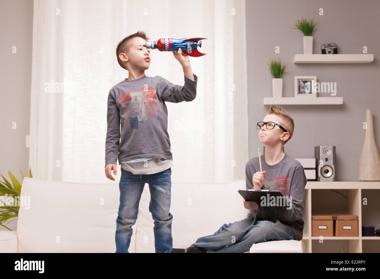 Deux garçons playng comme scientifiques et inventeurs de fusée Banque D'Images