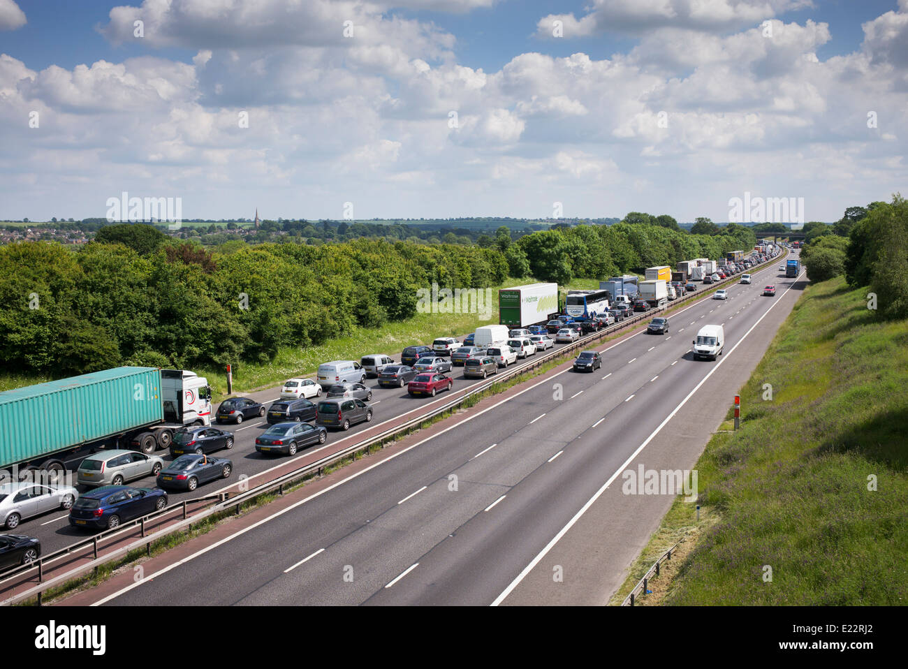 Embouteillage sur l'autoroute M40 en direction sud dans l'Oxfordshire, Angleterre Banque D'Images