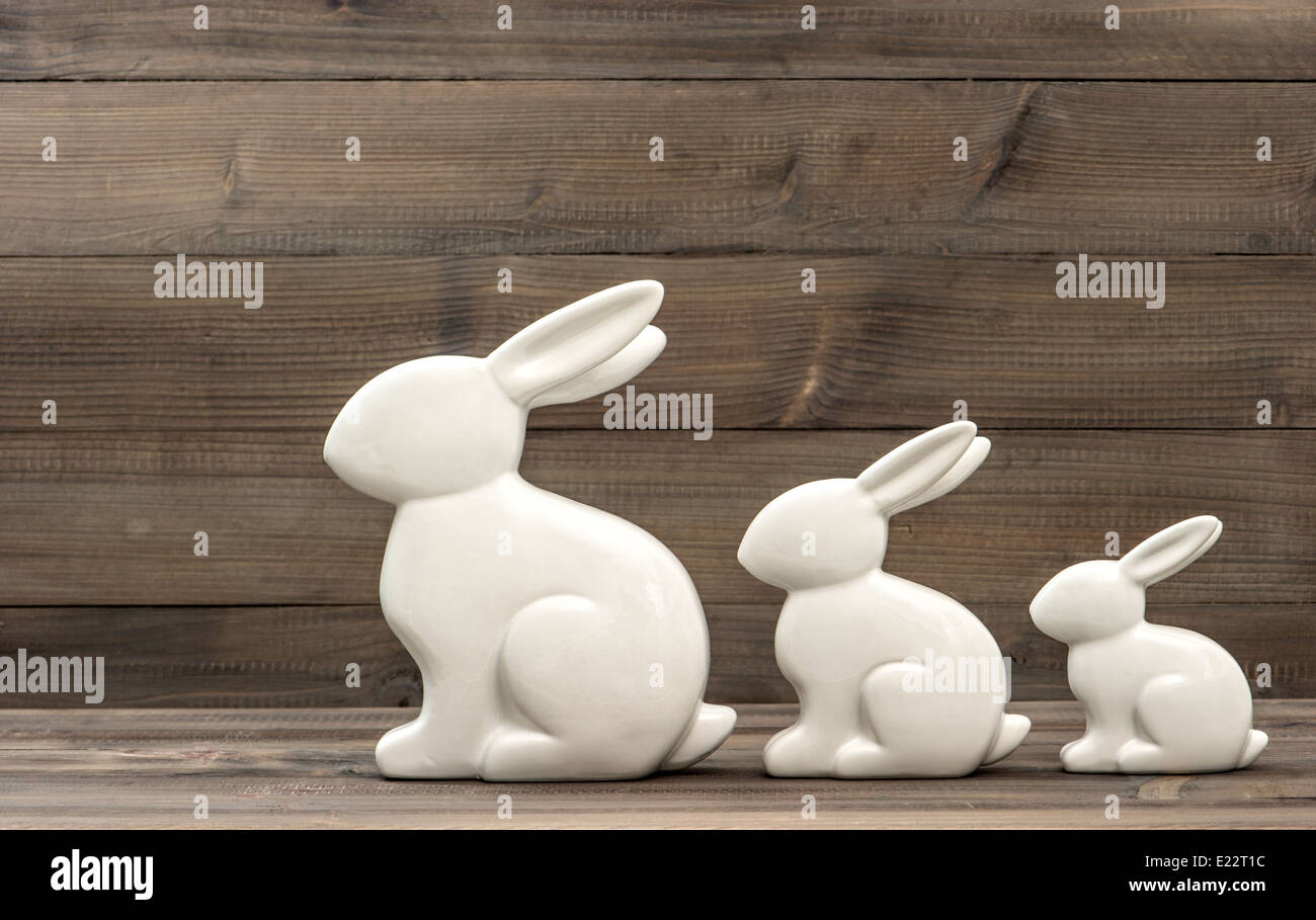 Mignon lapin de pâques famille sur fond de bois rustique vintage photo aux tons. Banque D'Images