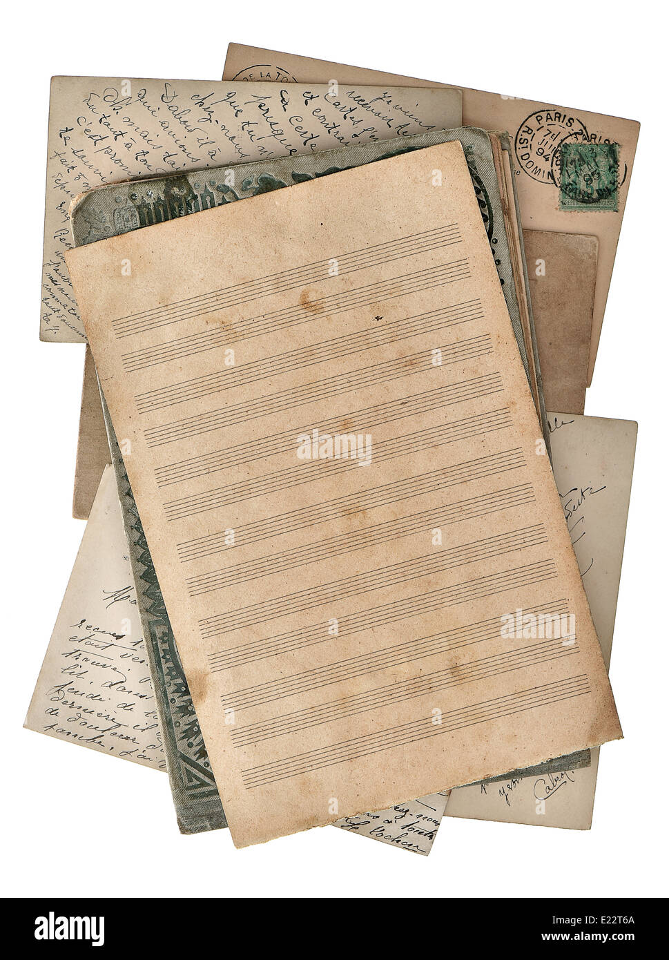 Grungy pour feuille de papier des notes de musique et des cartes postales isolé sur fond blanc Banque D'Images