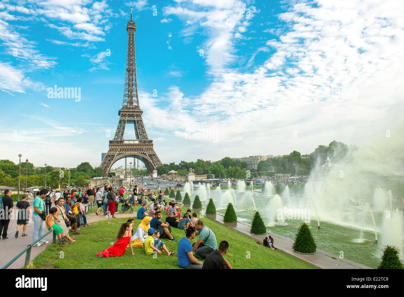 PARIS - le 23 août : de nombreux touristes assis près de la célèbre Tour Eiffel et profiter de la soirée le 23 août 2013 à Paris, France Banque D'Images