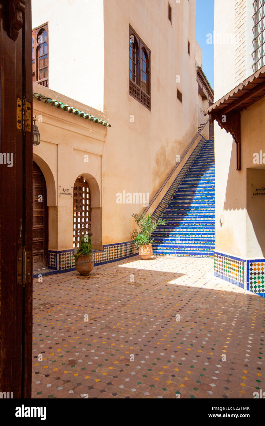 Vue de l'entrée de la bibliothèque sur place el Karaouiyine-Seffarine dans la médina, Fès, Maroc. Banque D'Images