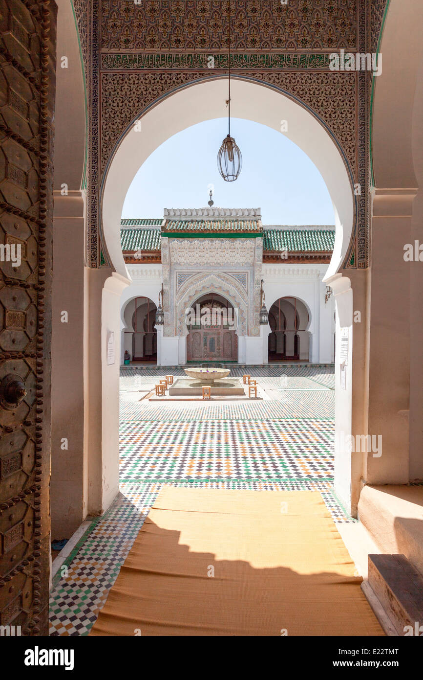 Vue à travers l'entrée principale de la cour de la mosquée Karaouiyine dans le centre de la Médina de Fès, Maroc. Banque D'Images