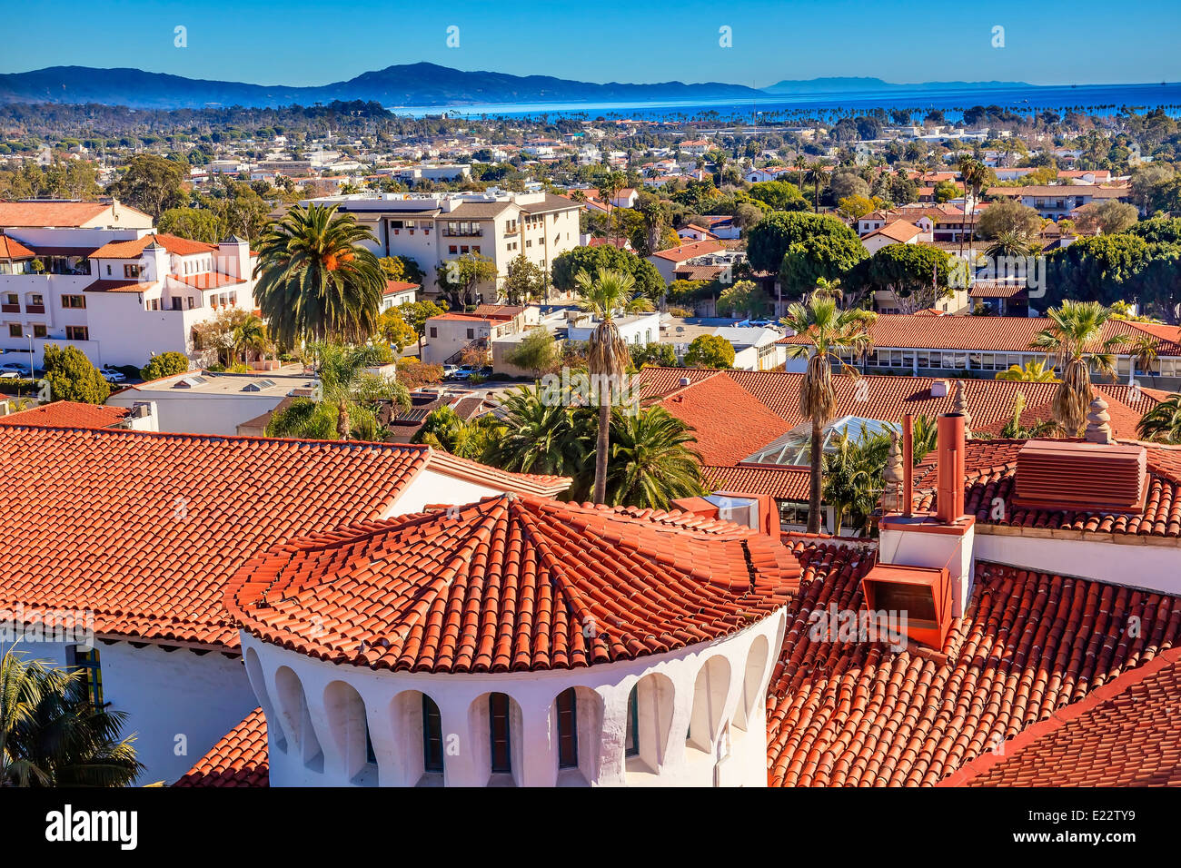 Les bâtiments de justice de toits Orange Océan Pacifique, Santa Barbara, Californie Banque D'Images