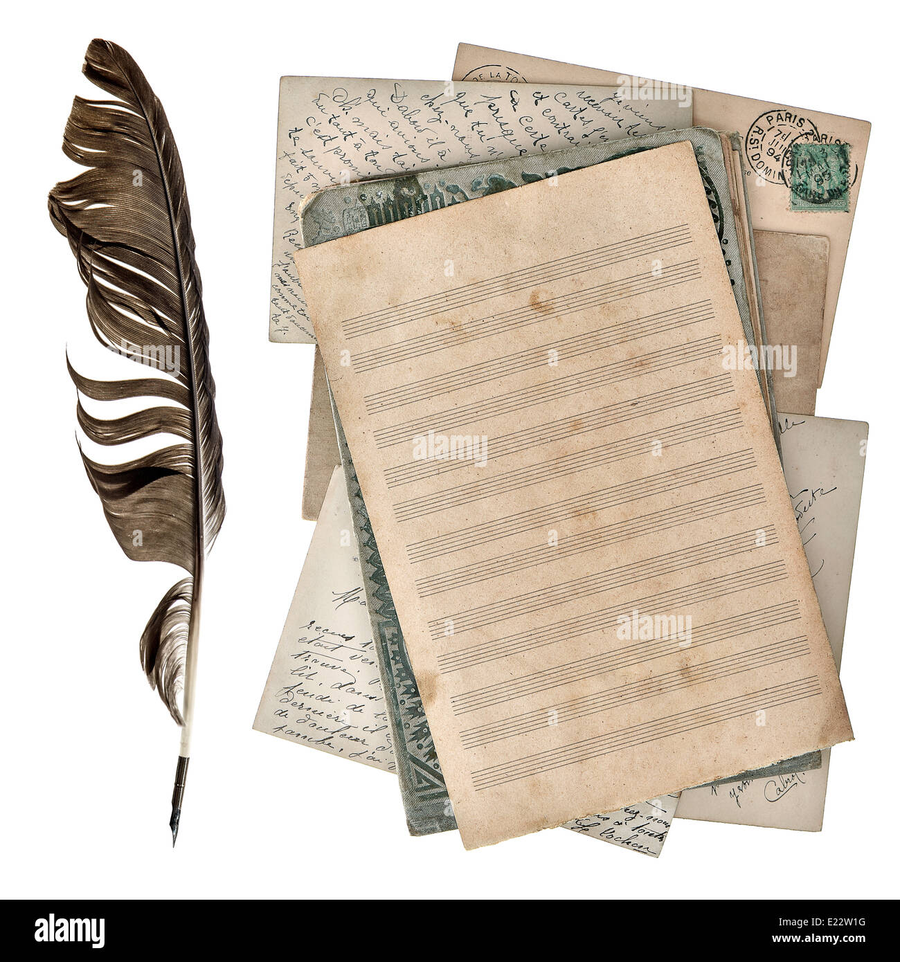 De feuille de papier pour les notes de musique et un stylo d'encre isolé sur fond blanc Banque D'Images