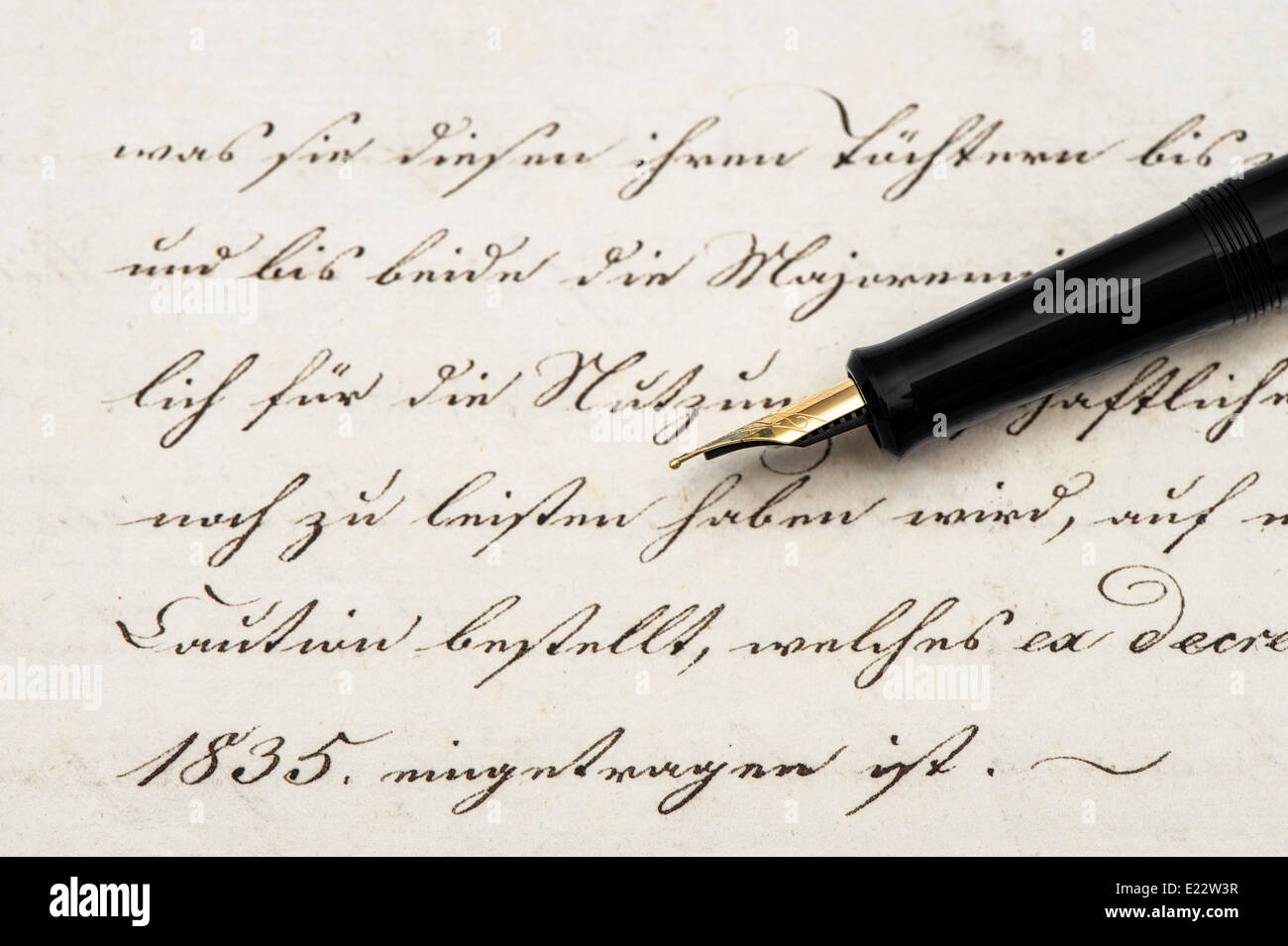 Ancienne lettre avec texte manuscrit de calligraphie et stylo encre vintage style rétro arrière-plan. Banque D'Images