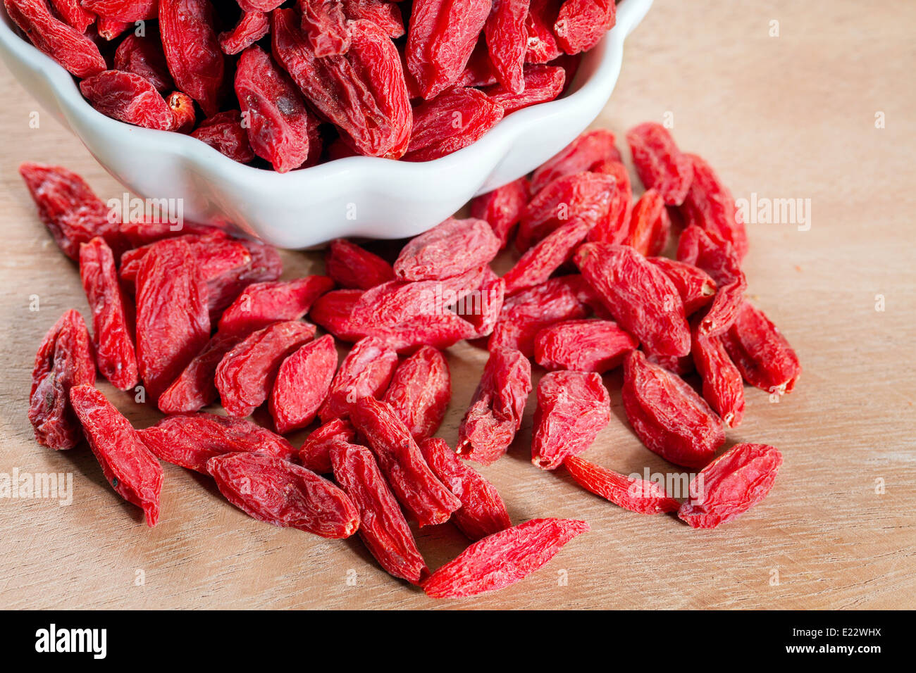 Les baies de goji sur fond de bois Banque D'Images