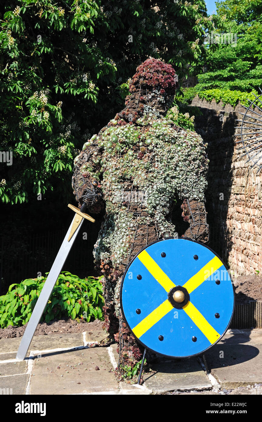 Un chevalier fait de fleurs avec une protection métallique près du château, Tamworth, Staffordshire, Angleterre, Royaume-Uni, Europe de l'ouest. Banque D'Images